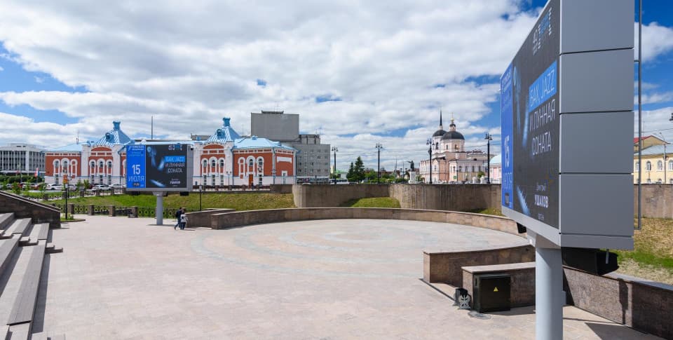Три Светодиодных экрана на набережной Ушайки в Томске